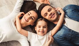 שני הורים וילד מחובקים