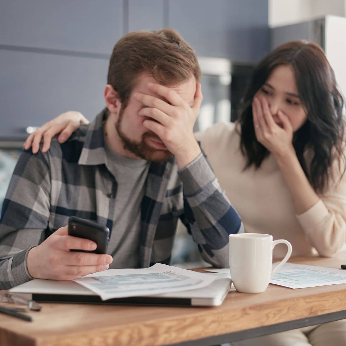 גבר שם יד על הפנים ואישה מודדת אותו עם יד על הפה