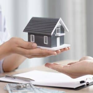 ידיים מגישות בית